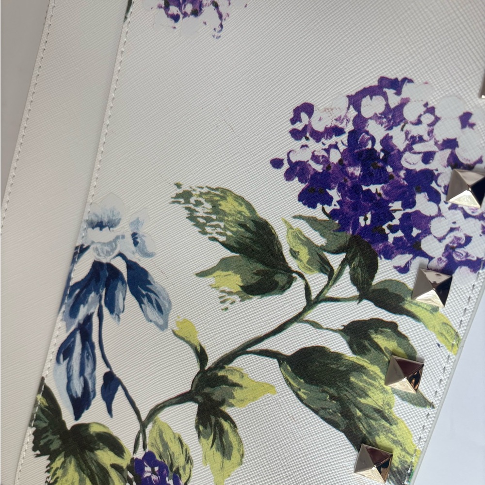 White House Black Market Floral White Clutch/wristlet with Stud Accents NWT - Picture 10 of 10